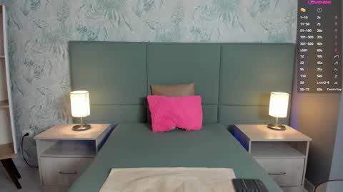 Lexie Thompson  online show from September 10, 11:32 am