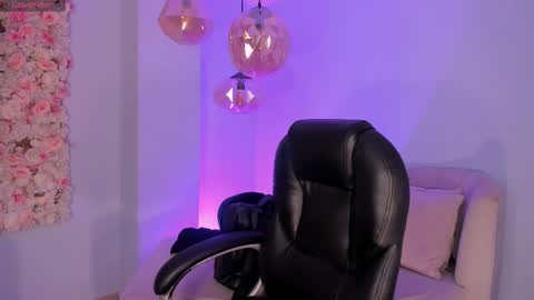 Lexie  online show from March 4, 7:20 pm