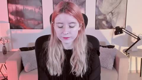 Snapshot of lexiwenford chatting on December 11, 4:18 am Lexi Wenford NO NUDE GODDESS online show from December 11, 4:18 am