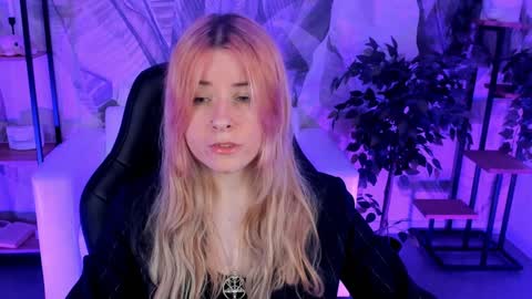 Snapshot of lexiwenford chatting on December 14, 6:02 am Lexi Wenford NO NUDE GODDESS online show from December 14, 6:02 am