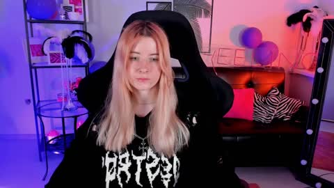 Snapshot of lexiwenford chatting on December 19, 2:56 am Lexi Wenford NO NUDE GODDESS online show from December 19, 2:56 am