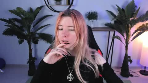 Snapshot of lexiwenford chatting on December 20, 2:41 am Lexi Wenford NO NUDE GODDESS online show from December 20, 2:41 am