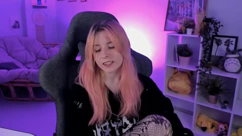 Snapshot of lexiwenford chatting on January 23, 6:28 am Lexi Wenford NO NUDE GODDESS online show from January 23, 6:28 am