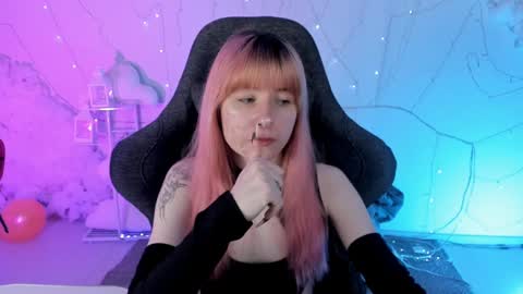 Snapshot of lexiwenford chatting on February 4, 5:53 am Lexi Wenford NO NUDE GODDESS online show from February 4, 5:53 am