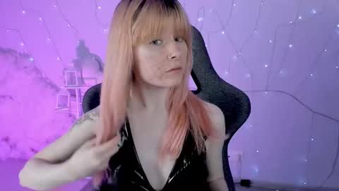 Snapshot of lexiwenford chatting on February 13, 5:48 am Lexi Wenford NO NUDE GODDESS online show from February 13, 5:48 am