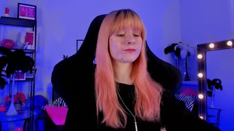 Snapshot of lexiwenford chatting on February 20, 6:17 am Lexi Wenford NO NUDE GODDESS online show from February 20, 6:17 am