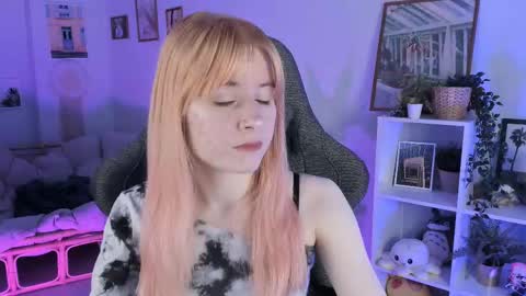 Snapshot of lexiwenford chatting on March 4, 5:42 am Lexi Wenford NO NUDE GODDESS online show from March 4, 5:42 am