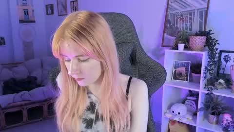 Snapshot of lexiwenford chatting on March 4, 8:46 am Lexi Wenford NO NUDE GODDESS online show from March 4, 8:46 am