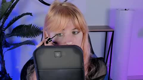 Snapshot of lexiwenford chatting on March 5, 6:12 am Lexi Wenford NO NUDE GODDESS online show from March 5, 6:12 am