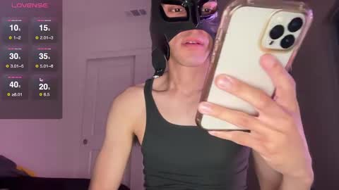 Snapshot of lexxxcazzo chatting on September 15, 6:35 am Dromaeosaurex online show from September 15, 6:35 am