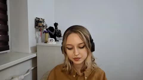 Mia online show from November 11, 10:59 am