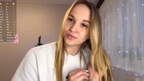 Mia online show from December 21, 1:18 pm