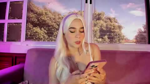 Snapshot of lezy_ chatting on September 8, 7:35 pm LEZY online show from September 8, 7:35 pm