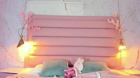 Snapshot of lezy_ chatting on October 16, 7:37 pm LEZY online show from October 16, 7:37 pm