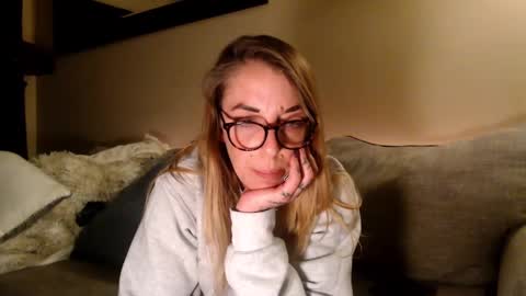 Snapshot of lezzrene chatting on December 4, 5:27 am Hornystonerchick online show from December 4, 5:27 am