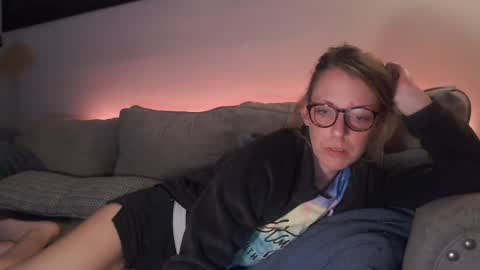 Snapshot of lezzrene chatting on December 5, 12:30 am Hornystonerchick online show from December 5, 12:30 am