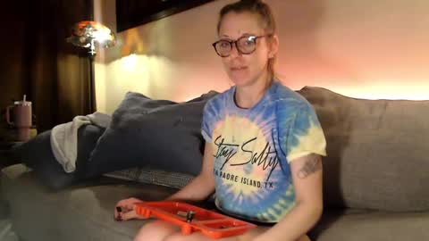 Snapshot of lezzrene chatting on December 5, 5:15 am Hornystonerchick online show from December 5, 5:15 am