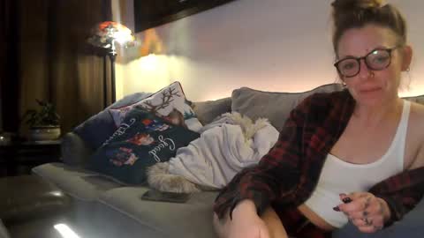 Snapshot of lezzrene chatting on December 6, 4:47 am Hornystonerchick online show from December 6, 4:47 am