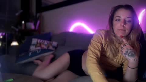 Snapshot of lezzrene chatting on December 16, 4:02 am Hornystonerchick online show from December 16, 4:02 am