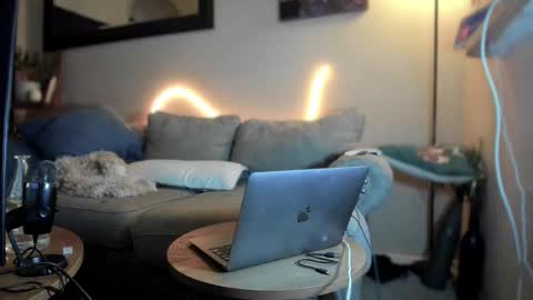 Snapshot of lezzrene chatting on December 24, 12:44 am Hornystonerchick online show from December 24, 12:44 am