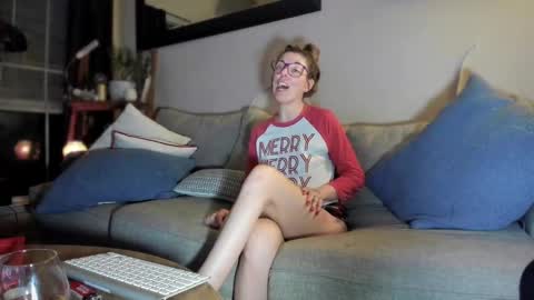 Snapshot of lezzrene chatting on December 26, 3:27 am Hornystonerchick online show from December 26, 3:27 am