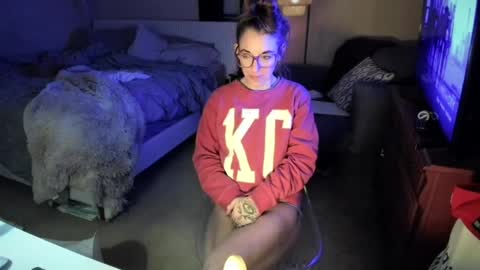 Snapshot of lezzrene chatting on January 4, 7:34 am Hornystonerchick online show from January 4, 7:34 am