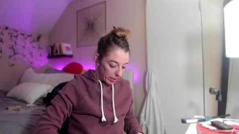 Snapshot of lezzrene chatting on February 25, 5:19 am Hornystonerchick online show from February 25, 5:19 am