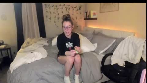 Snapshot of lezzrene chatting on February 28, 6:43 am Hornystonerchick online show from February 28, 6:43 am