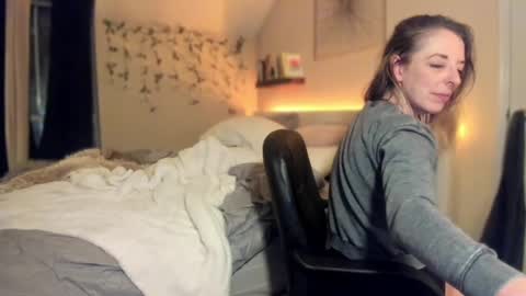 Snapshot of lezzrene chatting on March 3, 7:43 am Hornystonerchick online show from March 3, 7:43 am