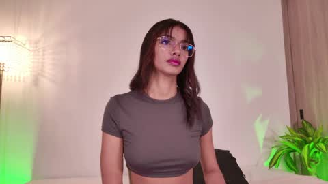 Snapshot of lia_girl2 chatting on May 2, 4:50 am Lia online show from May 2, 4:50 am
