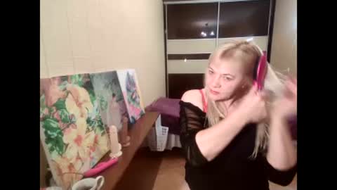 lia independent model online show from December 10, 5:00 pm