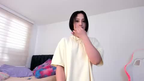 Little Queen Lia  online show from December 31, 9:06 pm