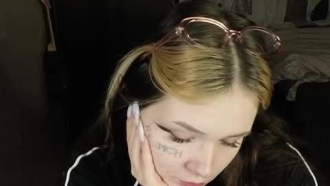 liaa_li online show from May 6, 7:08 pm