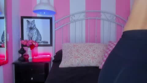 ---Liah--- online show from April 8, 9:15 pm