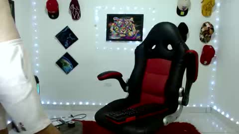 Andres online show from February 9, 10:47 pm