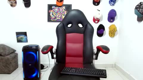 Snapshot of liam_andres12 chatting on May 17, 9:44 pm Andres online show from May 17, 9:44 pm