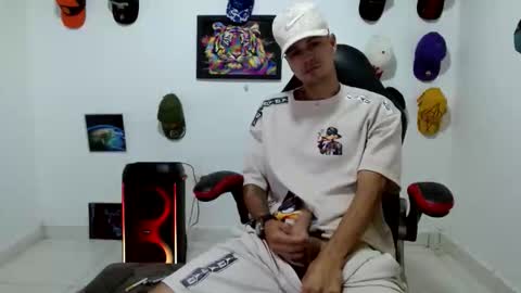 Snapshot of liam_andres12 chatting on June 7, 10:02 pm Andres online show from June 7, 10:02 pm
