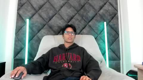 Liam twink big dick online show from May 11, 11:16 am