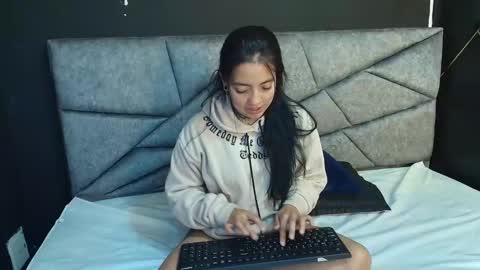 L I A M O N R O E online show from November 26, 11:55 am