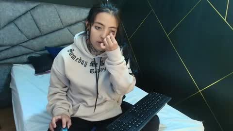 L I A M O N R O E online show from December 1, 11:48 am