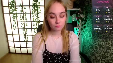 Snapshot of liana_bright chatting on December 11, 2:52 am Liana online show from December 11, 2:52 am