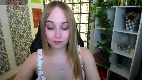 Snapshot of liana_bright chatting on March 11, 5:38 am Liana online show from March 11, 5:38 am