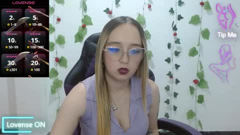Snapshot of liaroberts1 chatting on May 5, 3:25 am Lia Roberts online show from May 5, 3:25 am