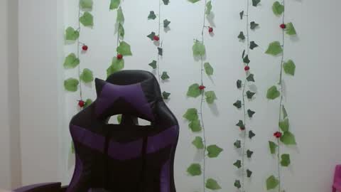 Snapshot of liaroberts1 chatting on May 7, 3:34 am Lia Roberts online show from May 7, 3:34 am