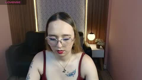 Snapshot of liaroberts1 chatting on May 29, 1:53 pm Lia Roberts online show from May 29, 1:53 pm
