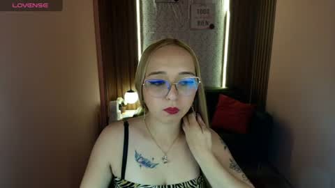 Snapshot of liaroberts1 chatting on June 17, 1:56 pm Lia Roberts online show from June 17, 1:56 pm