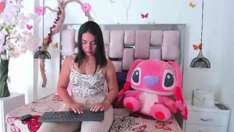 liawells_ online show from June 25, 1:26 pm