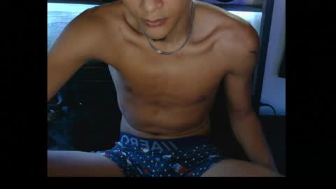 Snapshot of lightskinwithgirth chatting on May 19, 7:09 pm lightskinwithgirth online show from May 19, 7:09 pm