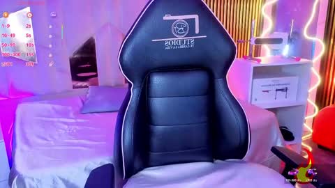 LIHIAN online show from April 19, 12:15 pm