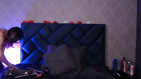 lia  online show from April 23, 7:05 pm